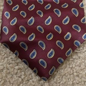 100% polyester men’s patterned tie.